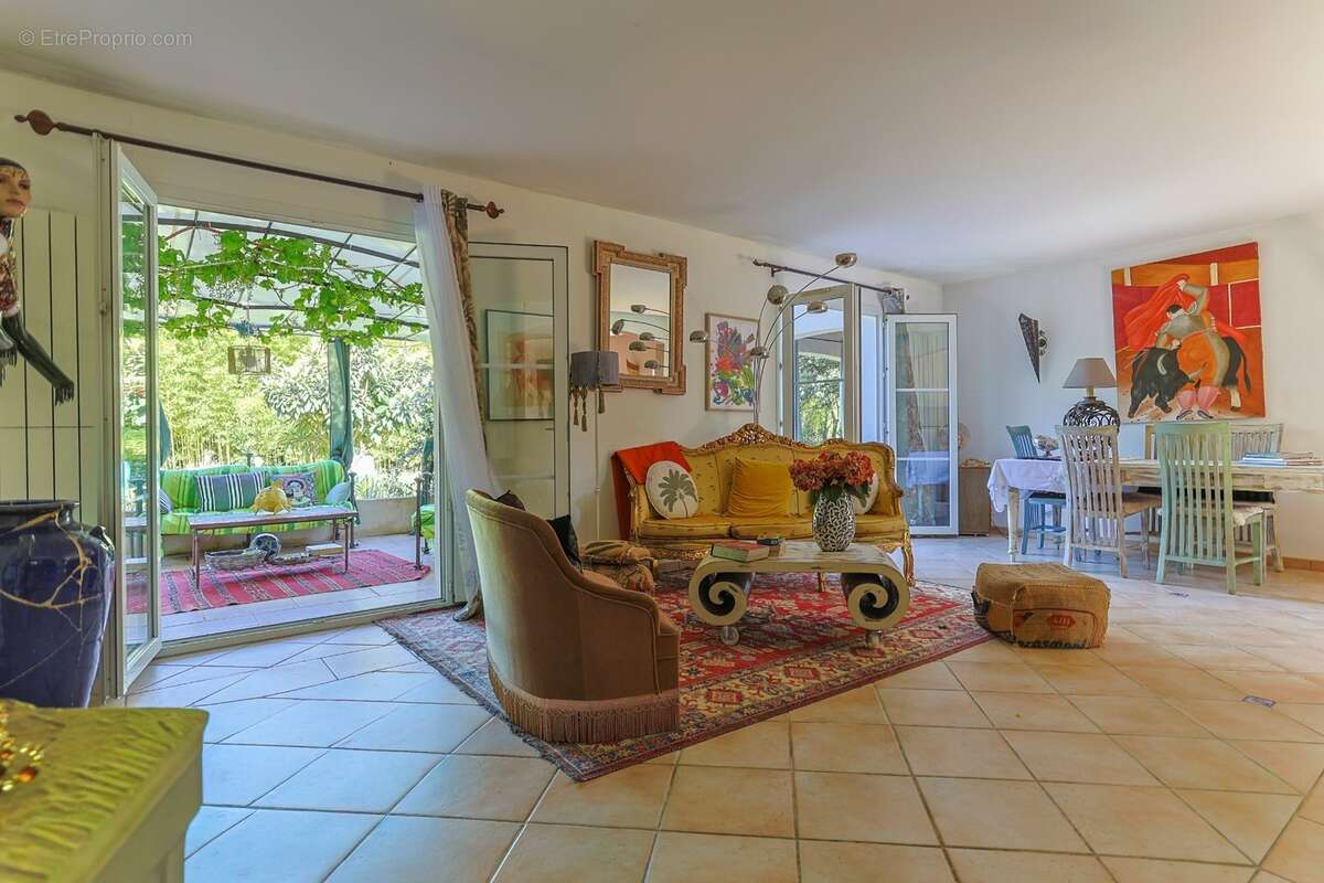 Dans le centre de castelnau le lez (34) ,ideal projet familial : magnifique bastide avec jardin et terrains constructibles - photo 8