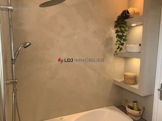 Salle de bains aménagée - béton ciré - Appartement à SAINT-CYPRIEN