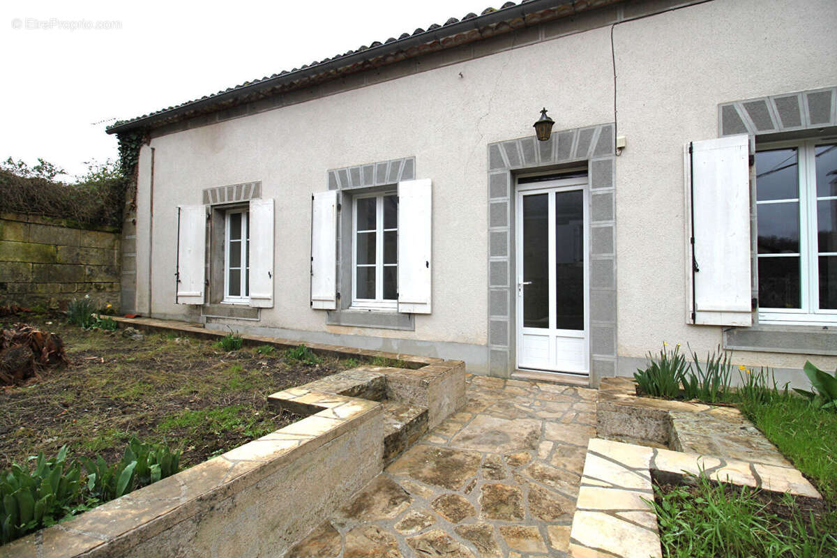 Maison La Rochebeaucourt Et Argentine 4 pièces 75 m2 garage et jardin - photo 2