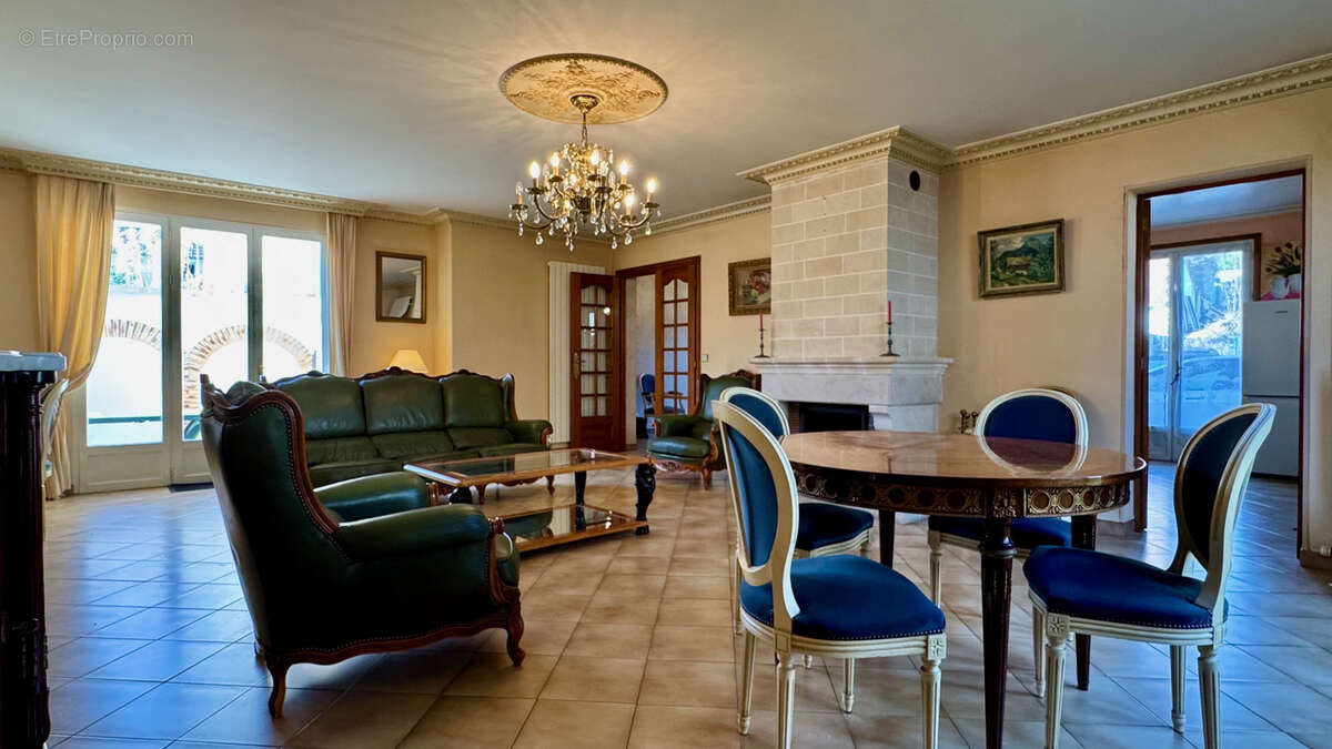 Maison à CHANTELOUP-LES-VIGNES