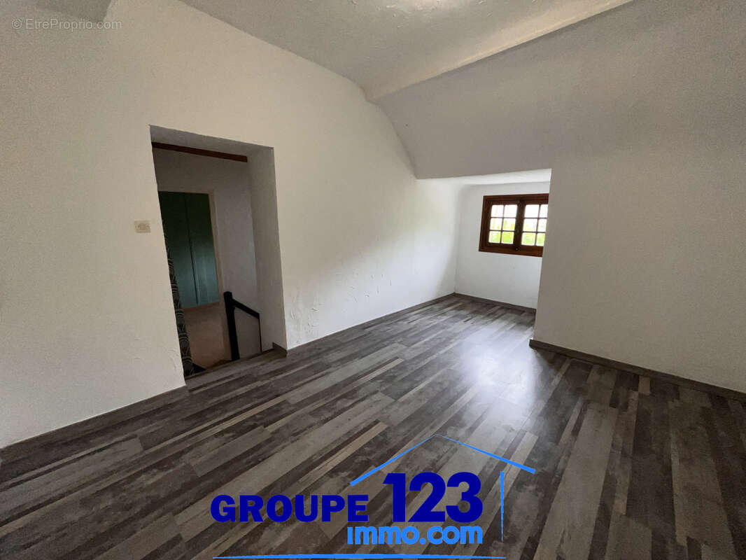 À VENDRE   Maison 3 pièces de 90 m2 à Laroche-Saint-Cydroine - photo 11