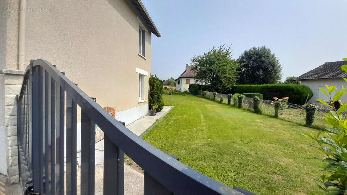 Le jardin - Maison à SAINT-PRIEST-LES-FOUGERES