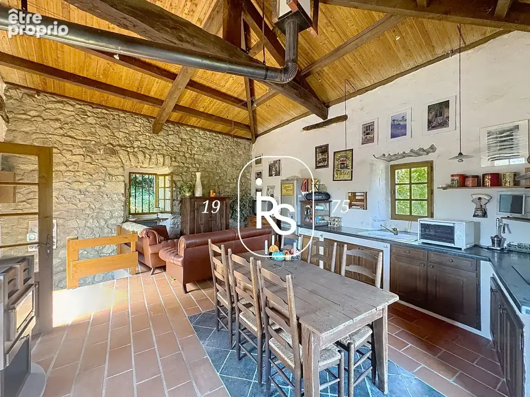 Propriété de charme de deux maisons avec piscine et un total de 2,53 ha de terrain naturel. - photo 19