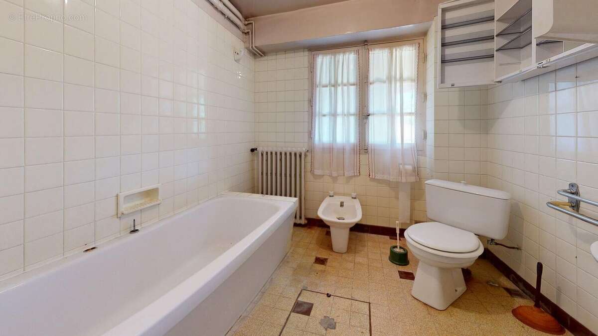 MaisonanciennearestaurerBathroom 1 - Maison à SAINT-CYPRIEN