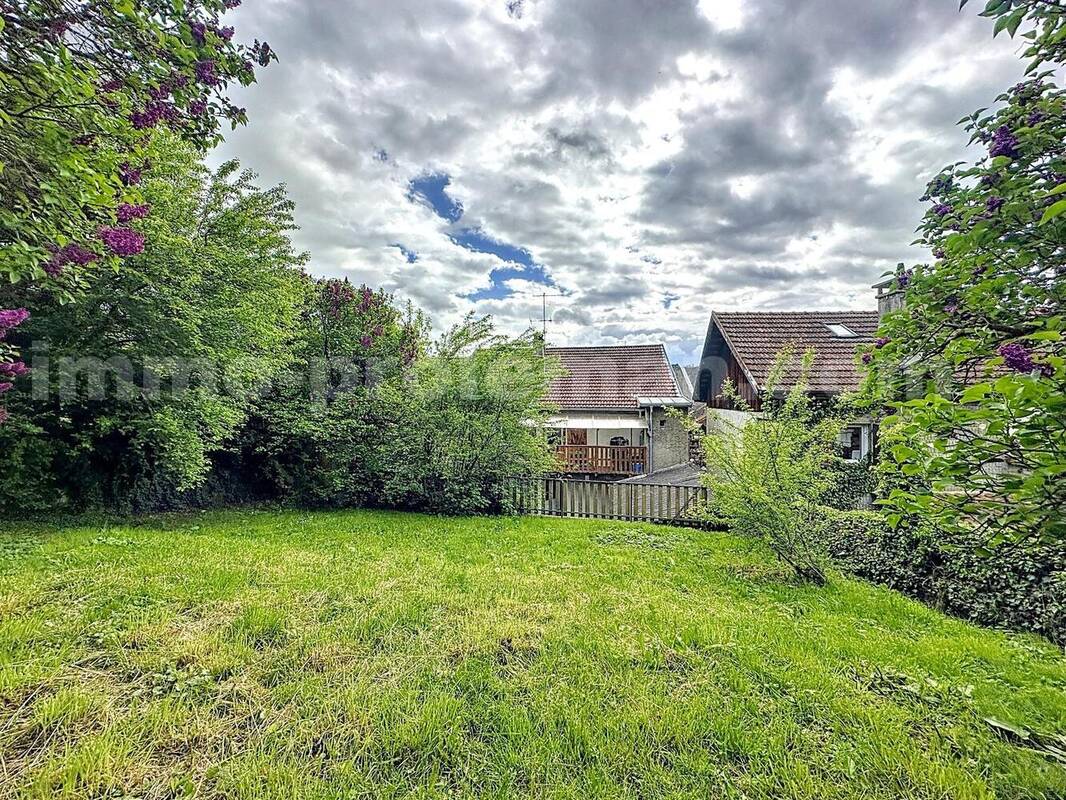 IMMEUBLE_DE_RAPPORT_BONNE_EXCLUSIVITE_2_APPARTEMENTS_rentabilité_investissements_secteur_recherché_opportunité_prox_frontière_GENEVE_SUISSE_LOCAL_T3_SEJOUR_CUISINE_CHAMBRE_BALCON_T2_SEJOUR_CUISINE_CHAMBRE_SALLE_DE_BAINS_COURS_EXTERIEUR - Appartement à BONNE