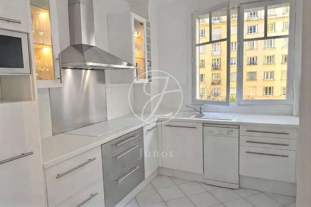 Appartement à PARIS-16E