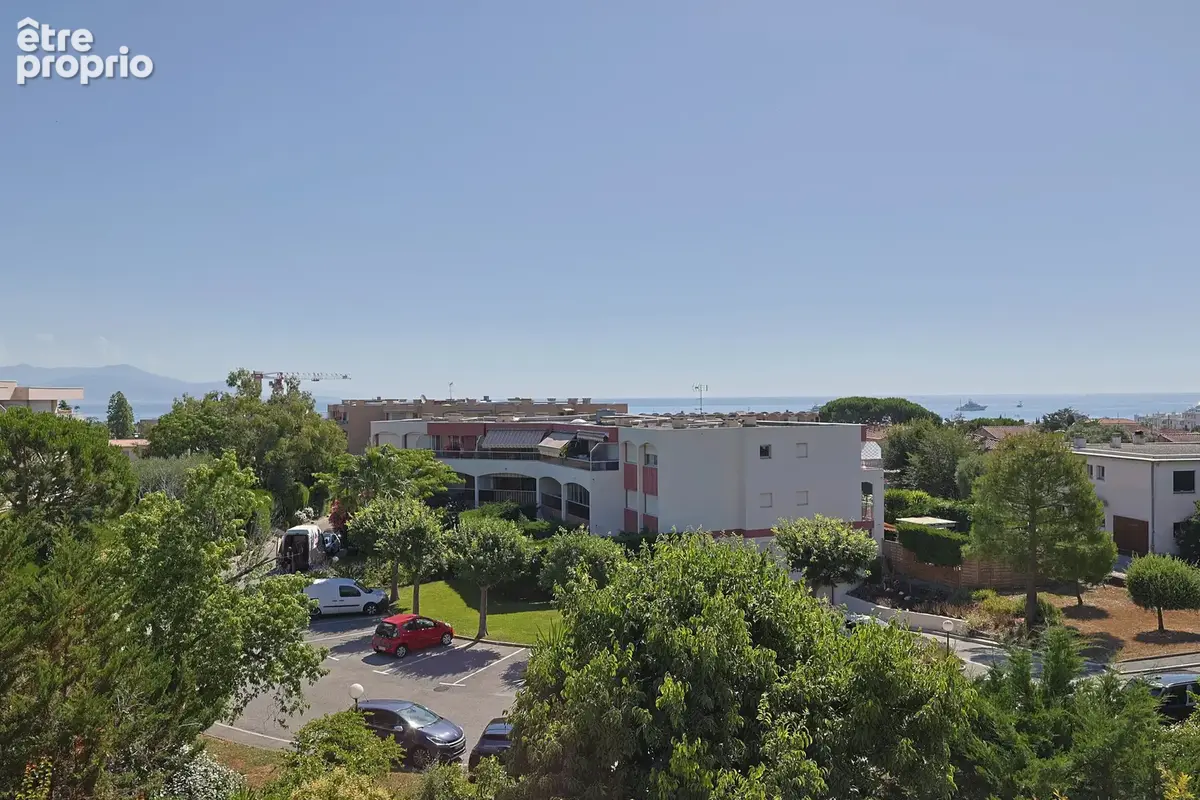 Antibes – Avenue Jules Grec – Dernier étage avec vue mer + parking - photo 9