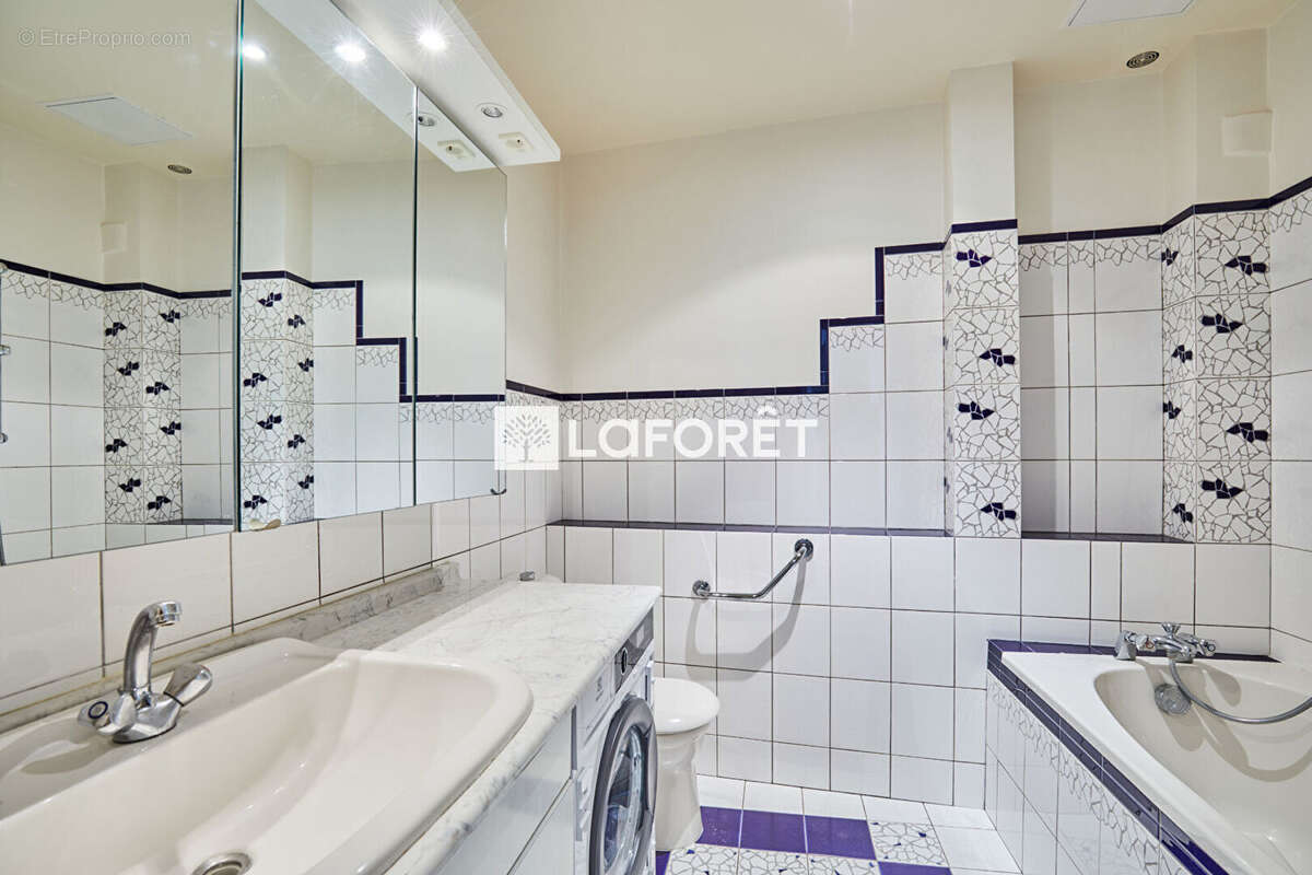 Appartement à PARIS-16E