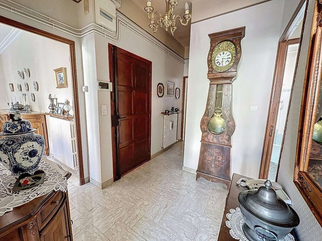 Avignon Intra-Muros Porte Saint Michel : 120 m² Traversant avec Balcon Idéal Famille, Profession Libérale ou Investisseur - photo 11