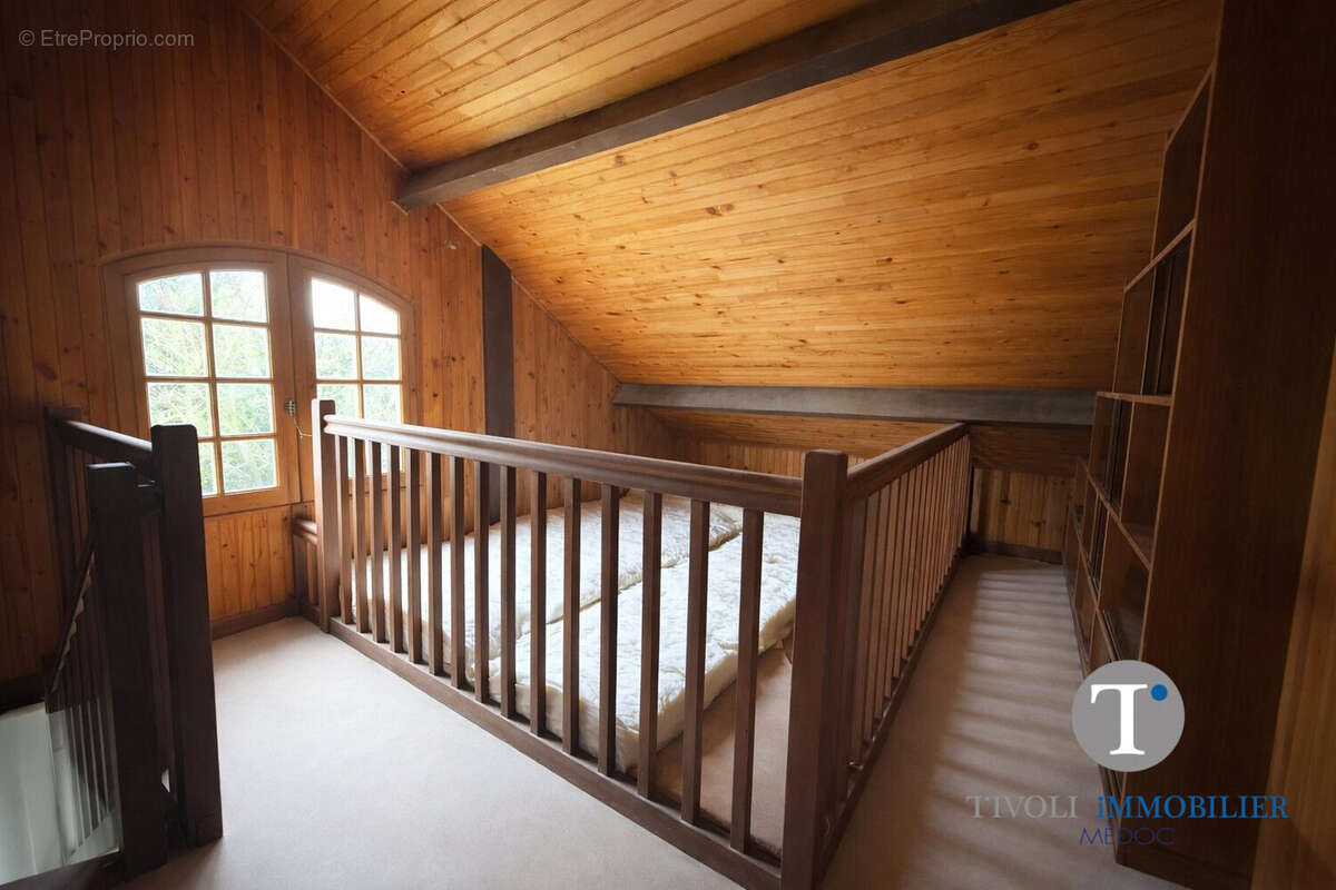 MEZZANINE AU DESSUS DU SALON - Maison à ORDONNAC