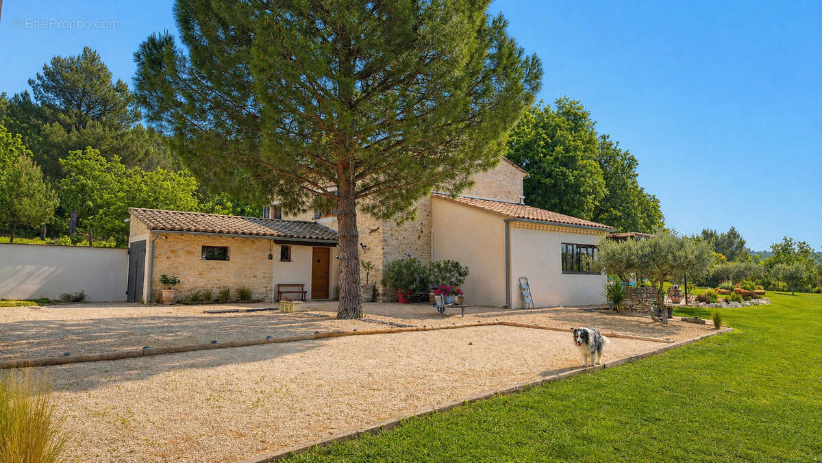 Maison à LA ROQUE-SUR-PERNES