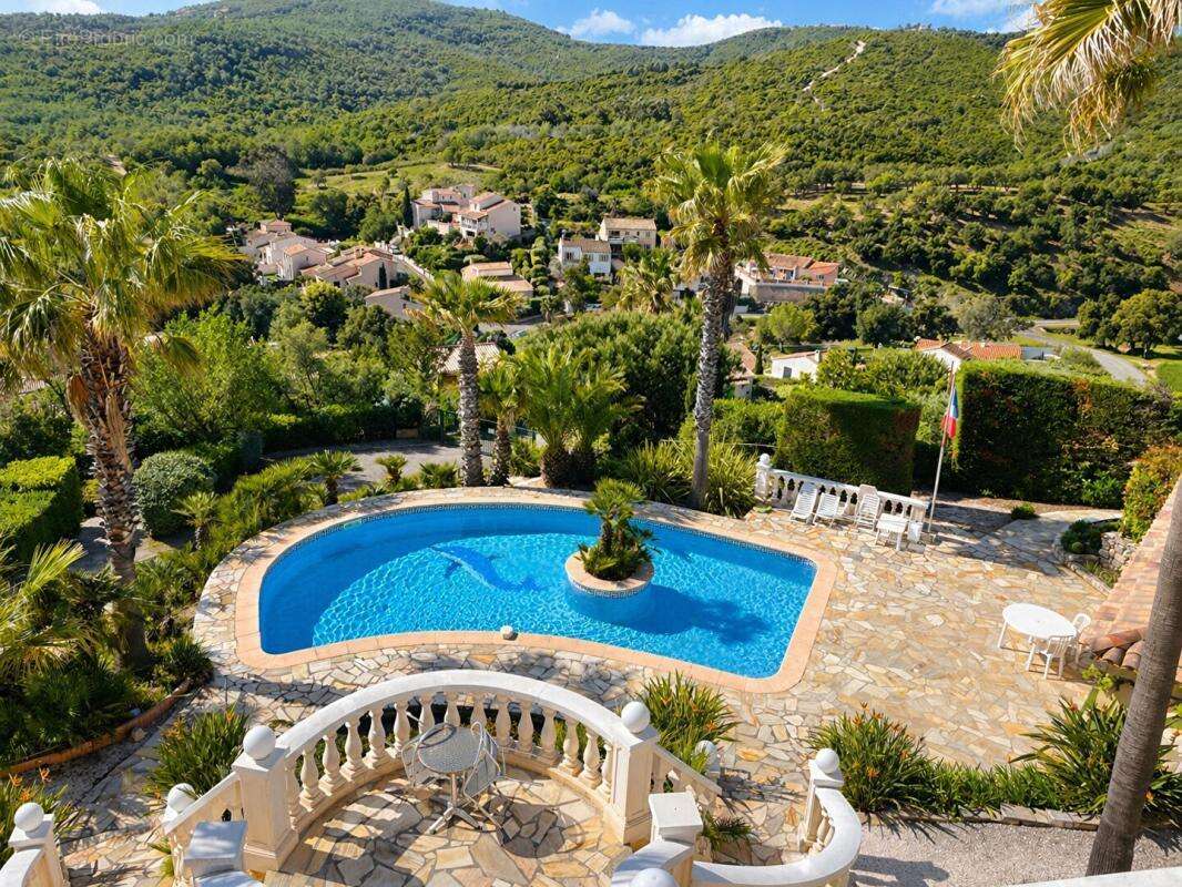 Maison à ROQUEBRUNE-SUR-ARGENS