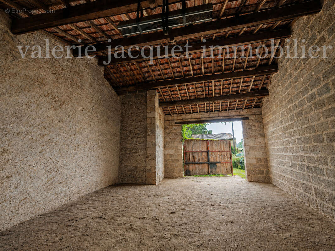 LUSSAC   Ensemble immobilier à rénover avec deux granges et fort potentiel d'évolution - photo 4