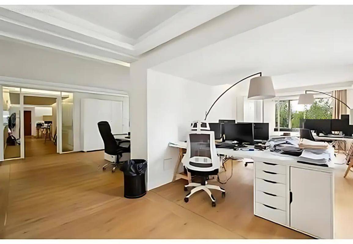 Commerce à COURBEVOIE