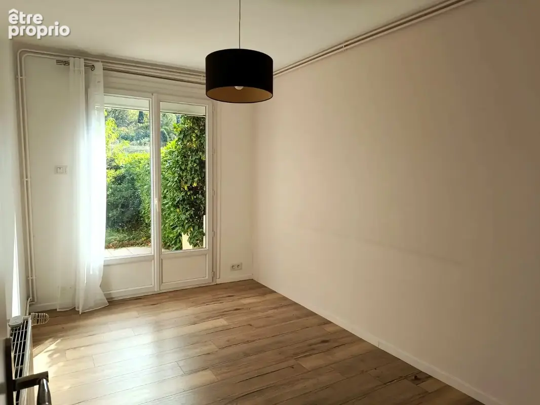 Maison mitoyenne lumineuse, grande pièce à vivre, garage et extérieurs, très bien placée - photo 6