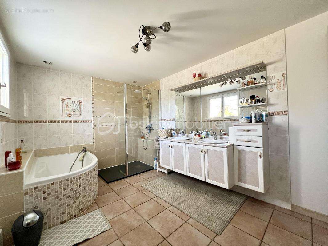 Maison à SAINT-MEDARD-DE-GUIZIERES