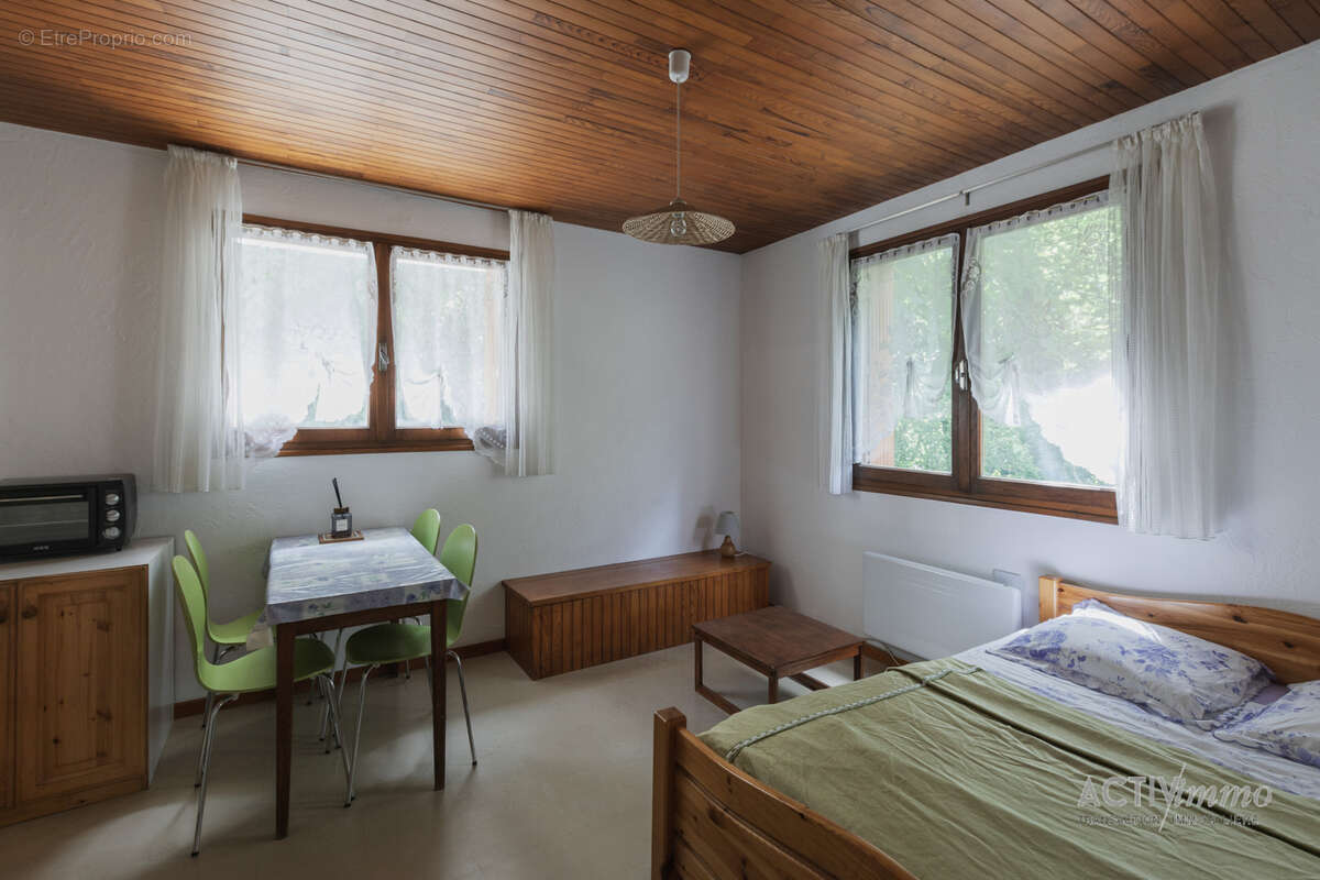 Propriété avec plusieurs appartement et terrain - photo 9