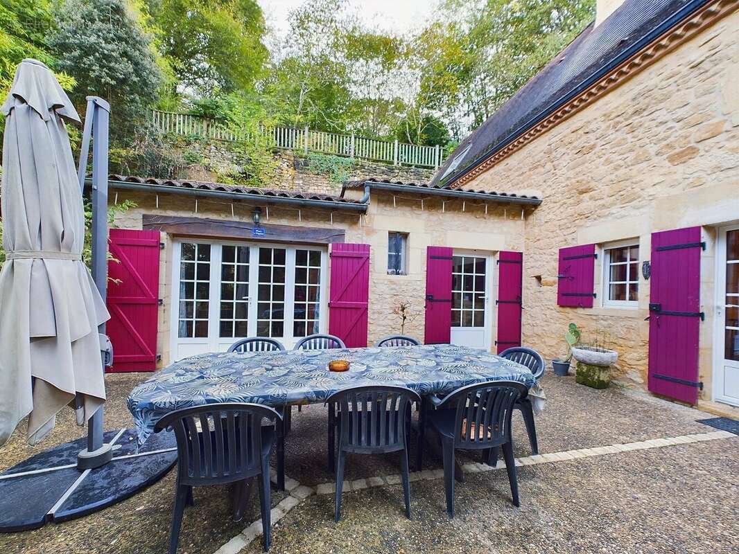 Maison unique construite dans la roche naturelle à La Roque-Gageac, l'un des plus beaux villages de France dans la vallée de la  - photo 13