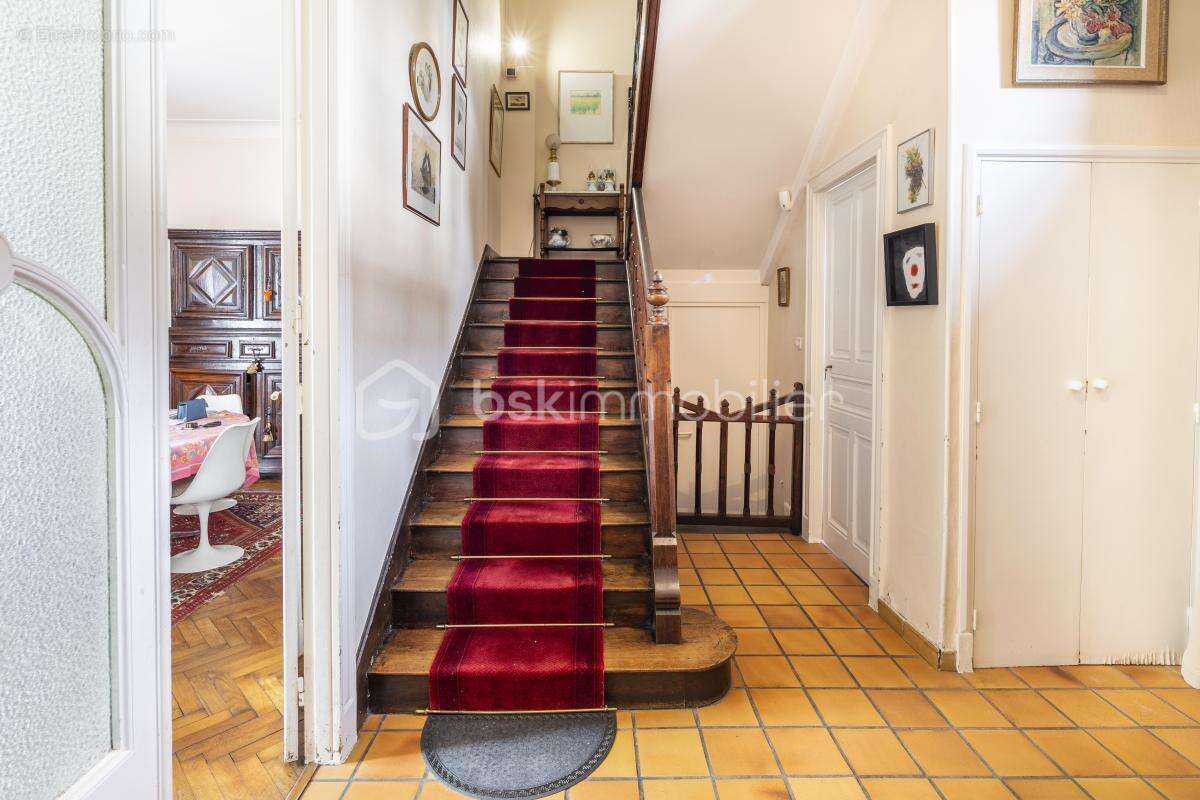 Maison de style anglo-normande, spacieuse et authentique datant de 1900 - photo 5