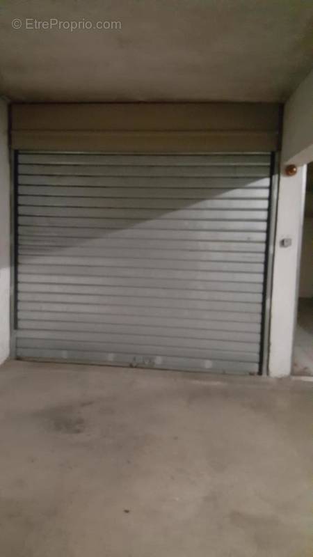 Box garage fermé rideau métalique roulant - Parking à MARSEILLE-8E