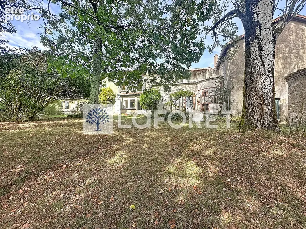 Bressuire centre-ville : maison bourgeoise avec parc arboré de 950 m² et dépendances - photo 17