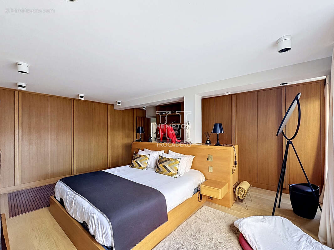 Appartement à PARIS-16E