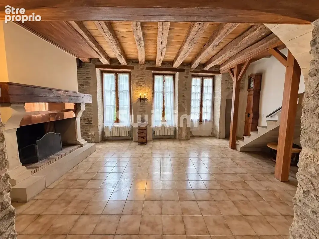 L'isle-sur-serein – une tour du xiiiᵉ siècle, cinq chambres et 271 m² d'histoire à habiter - photo 4