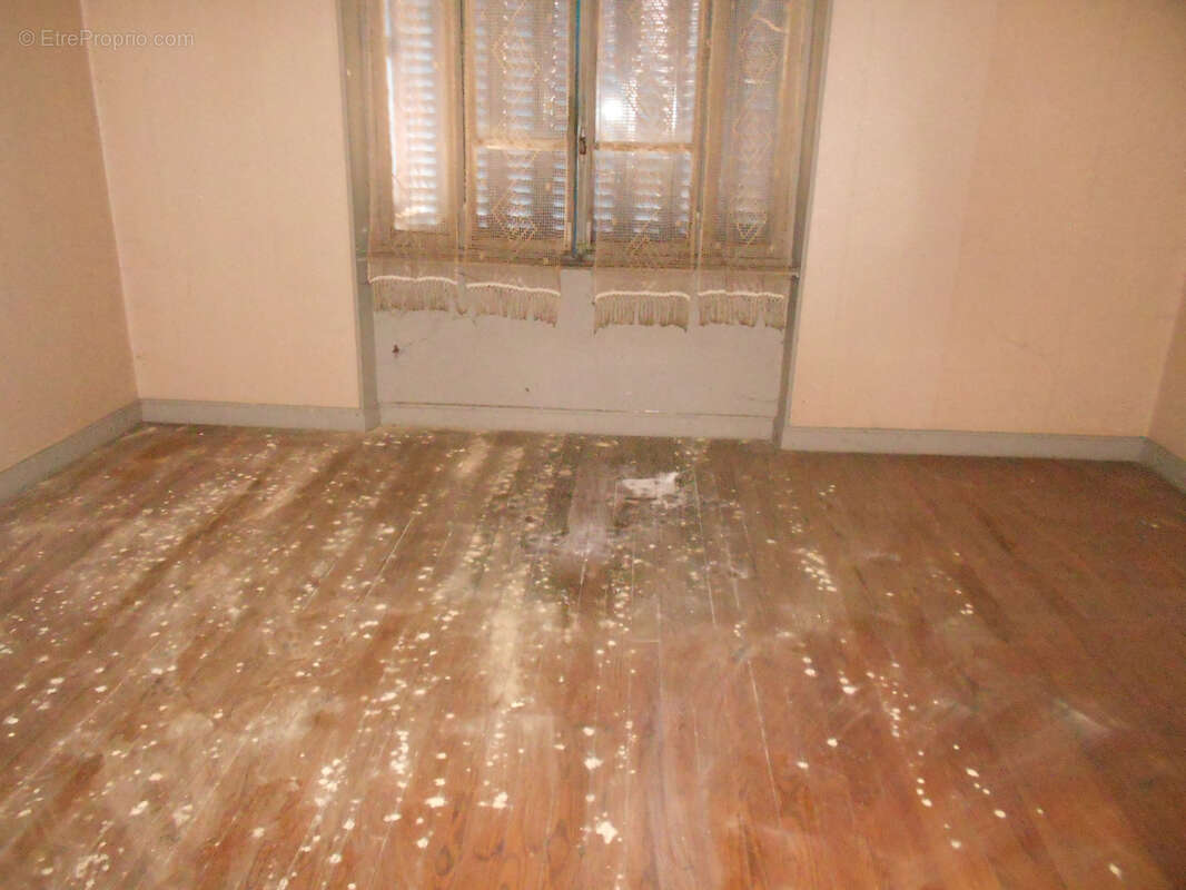 Maison à rénover avec 2 appartements indépendant + garage et ateliers - photo 8
