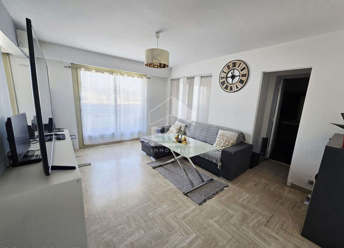 Appartement à SAINT-LAURENT-DU-VAR