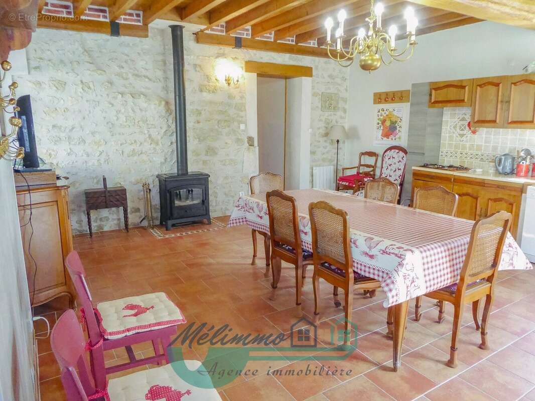 Maison à COULANGERON