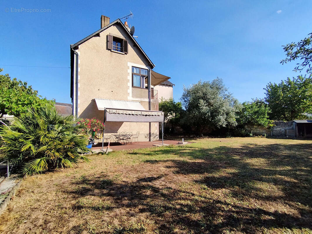Un véritable cocon familial avec 5 chambres, deux garages et un magnifique jardin, à seulement quelques minutes de Tours et de l - photo 15