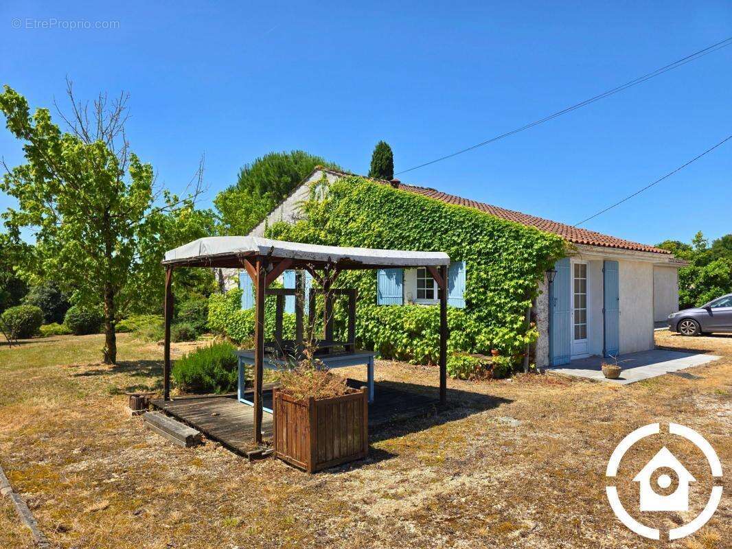 Maison à GENSAC-LA-PALLUE