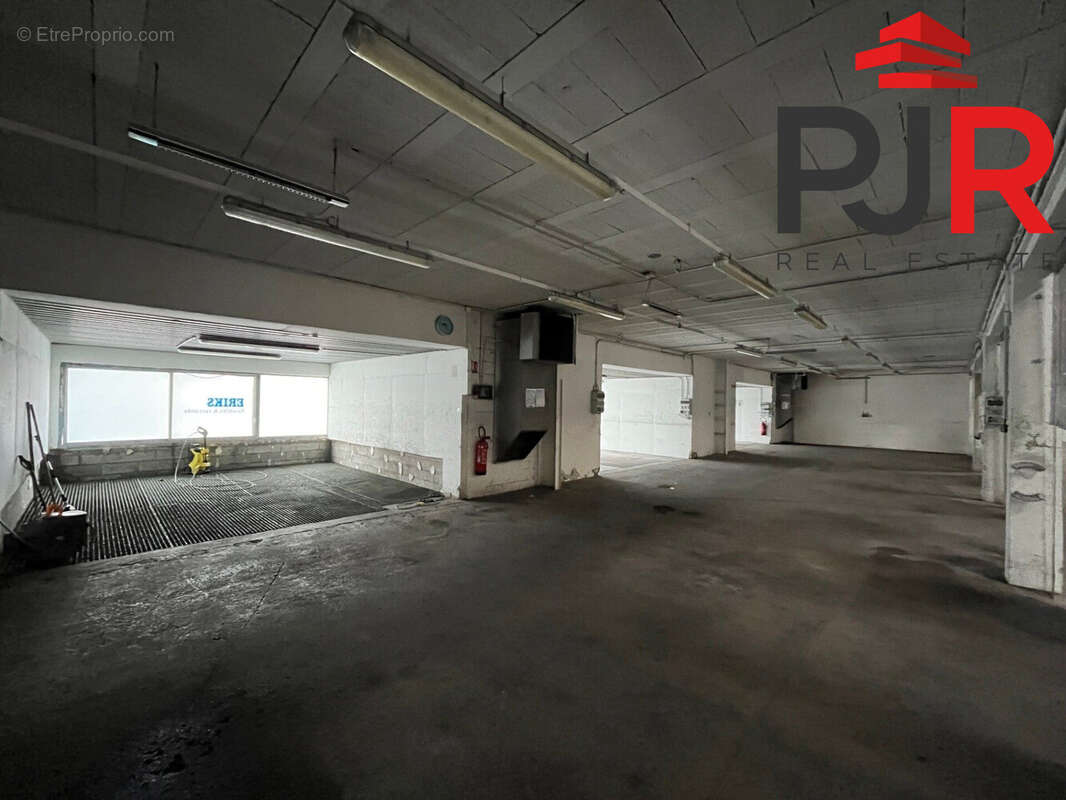 Commerce à LESMENILS