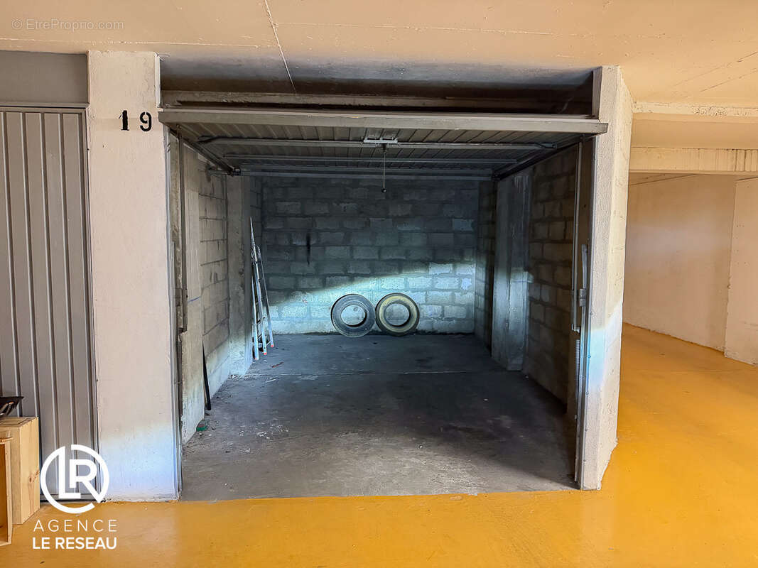 Parking à PARIS-17E