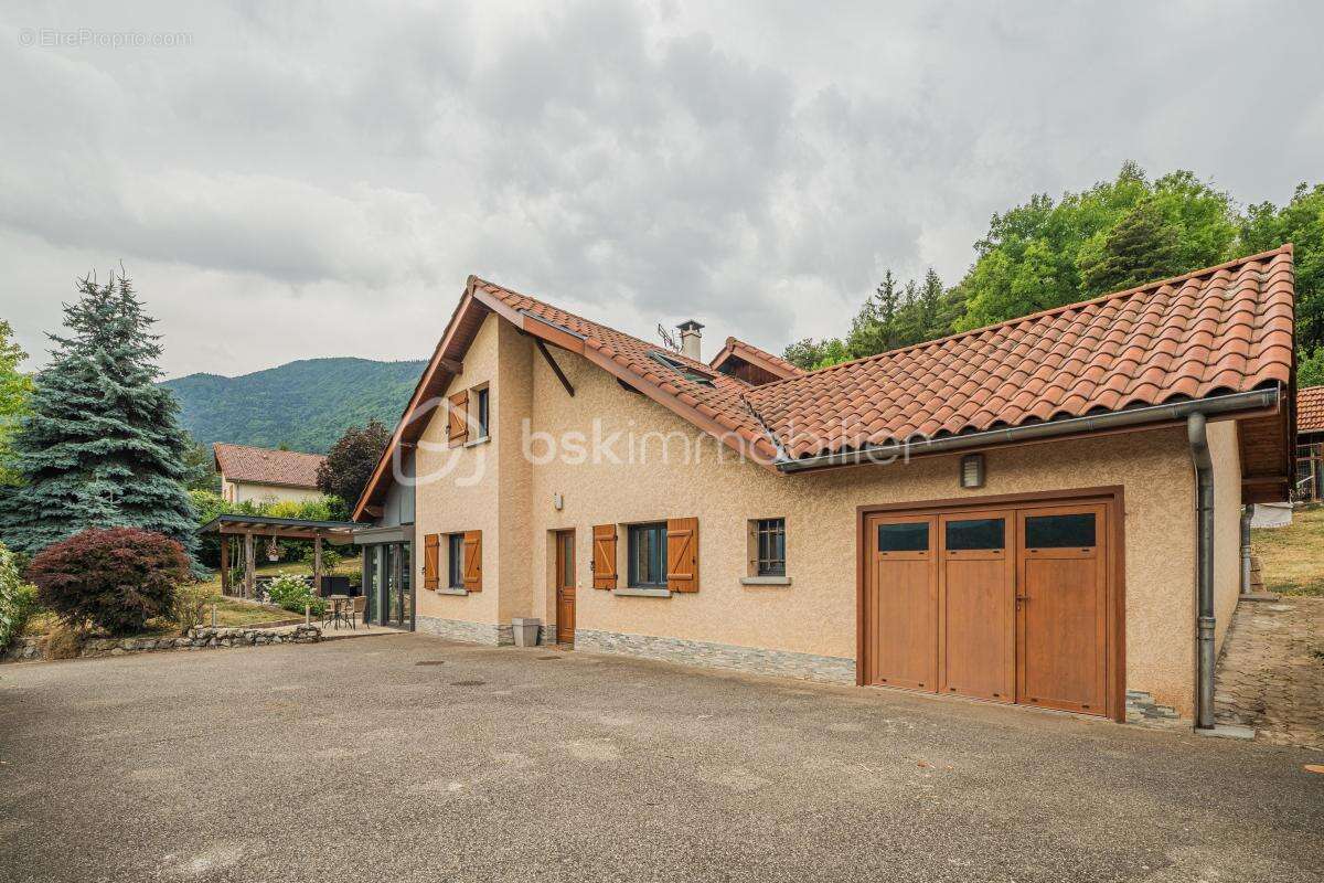  Maison familiale avec grand terrain, piscine et autonomie énergétique – Notre-Dame-de-Mésage Le Haut - photo 16