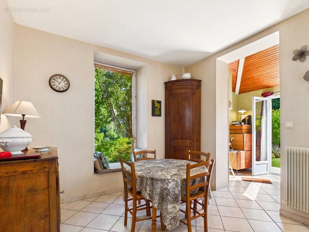 Superbe propriété en bord de rivière avec piscine à débordement et accès privé - photo 7
