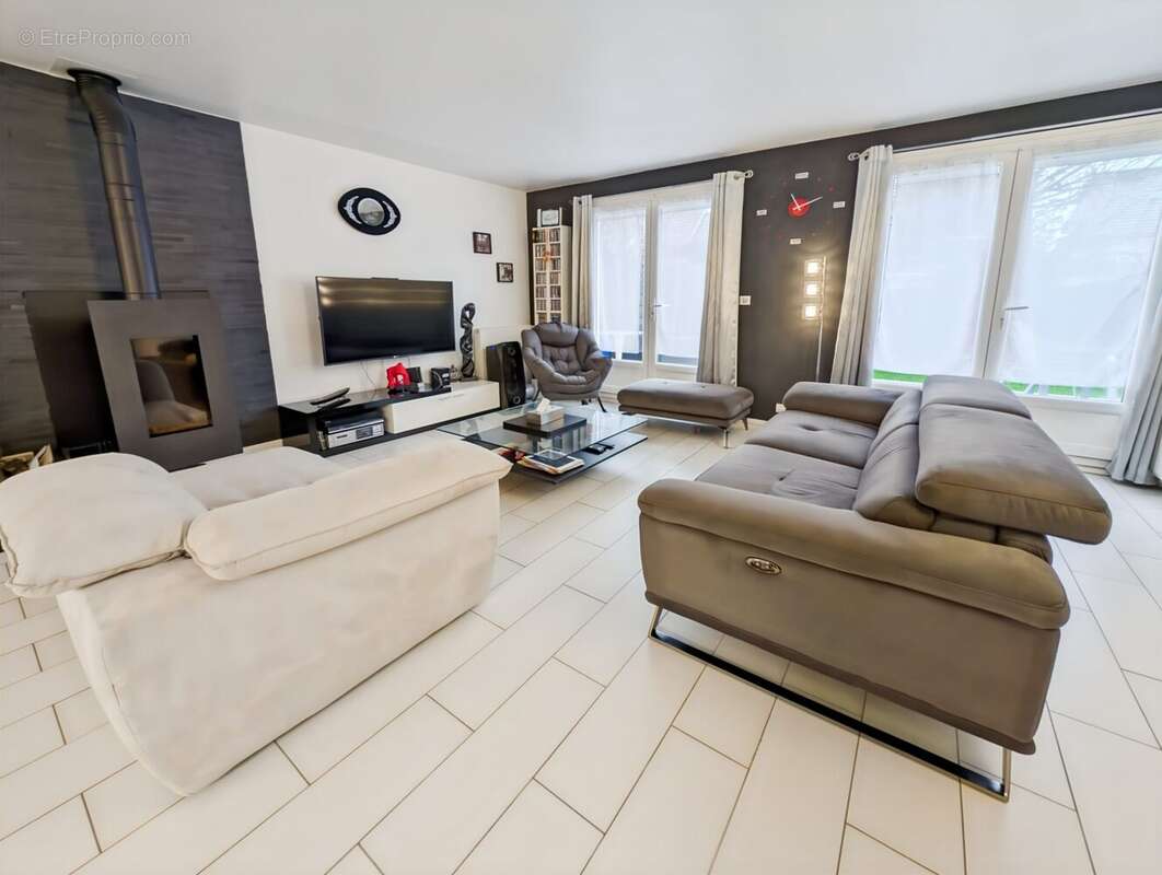 Maison à LE MESNIL-SAINT-DENIS