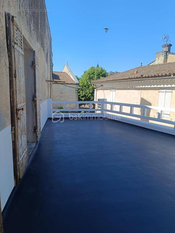 Appartement à SAINT-CHRISTOLY-DE-BLAYE
