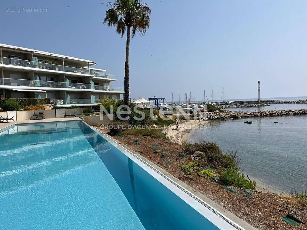 Appartement 3 pièces de 74 m2 situé en bordure de mer au centre du village, à l'entrée du port. - photo 23