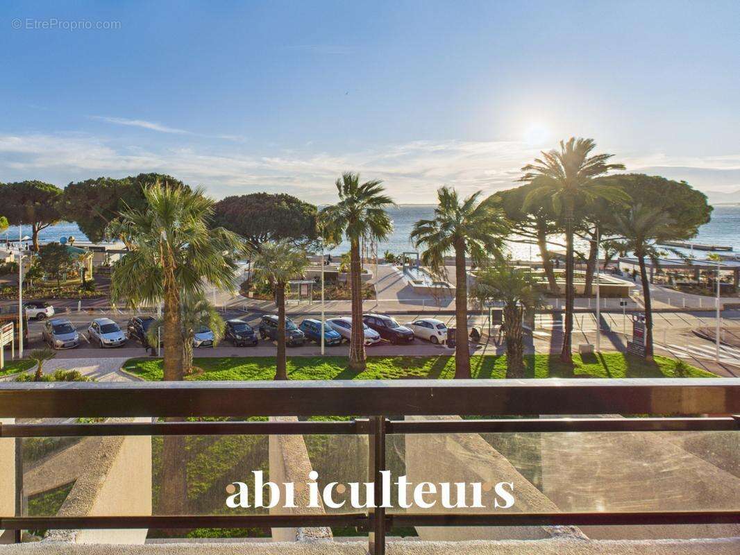 Élégant appartement rénové - 4 Pièces - Terrasse - 84m² - Vue mer panoramique - Juan-les-Pins - photo 3