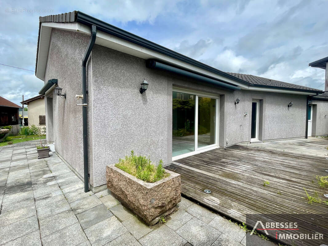 EN EXCLUSIVITÉ : SAINT NABORD - Pavillon de plain pied avec terrasse et garage - photo 2
