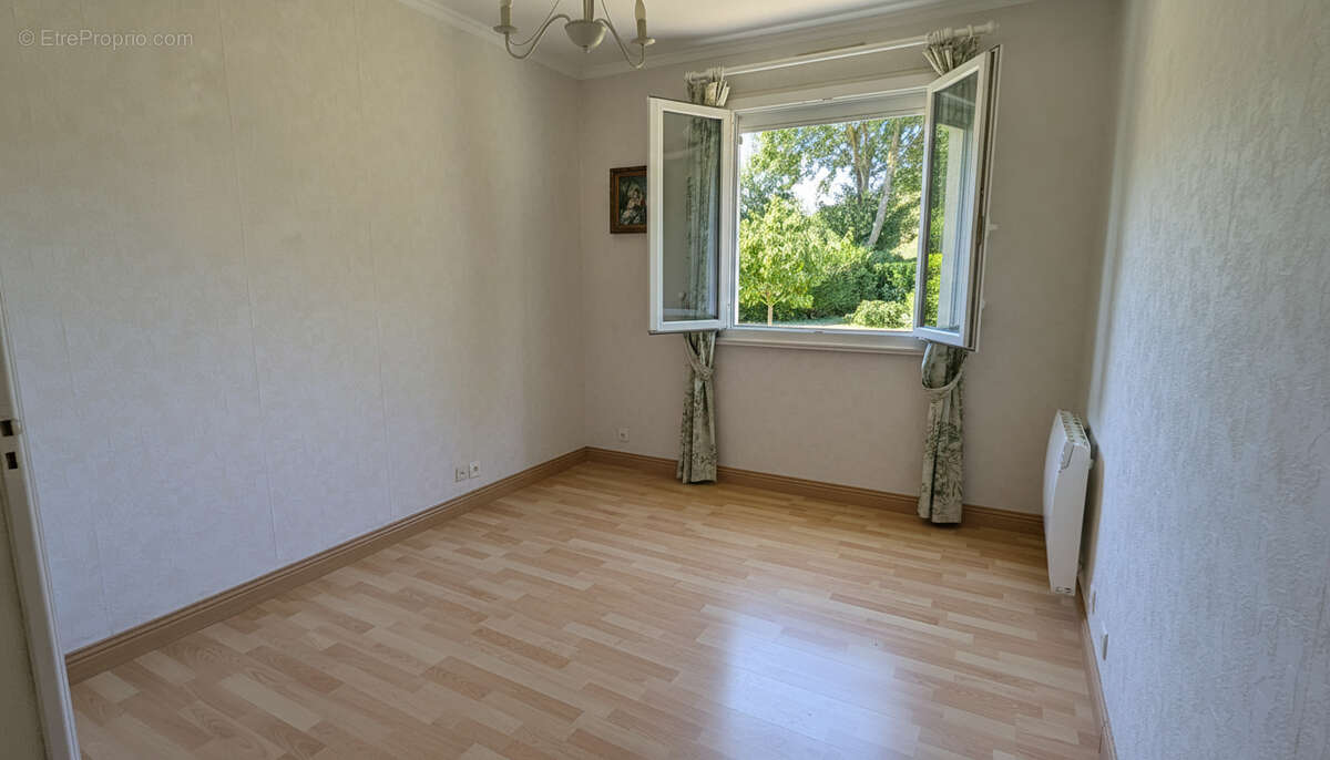 Maison de plain-pied 128 m² avec jardin à Val-de-Reuil 4 chambres - photo 8
