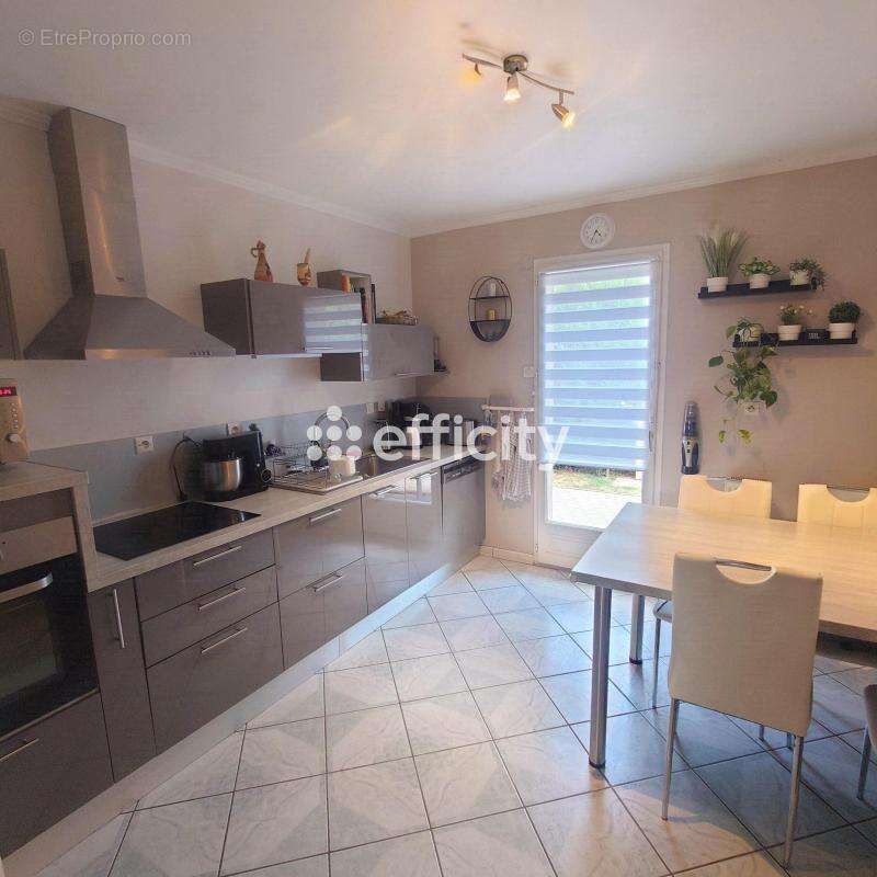 Maison 130 m² à Decines-Charpieu  - photo 3