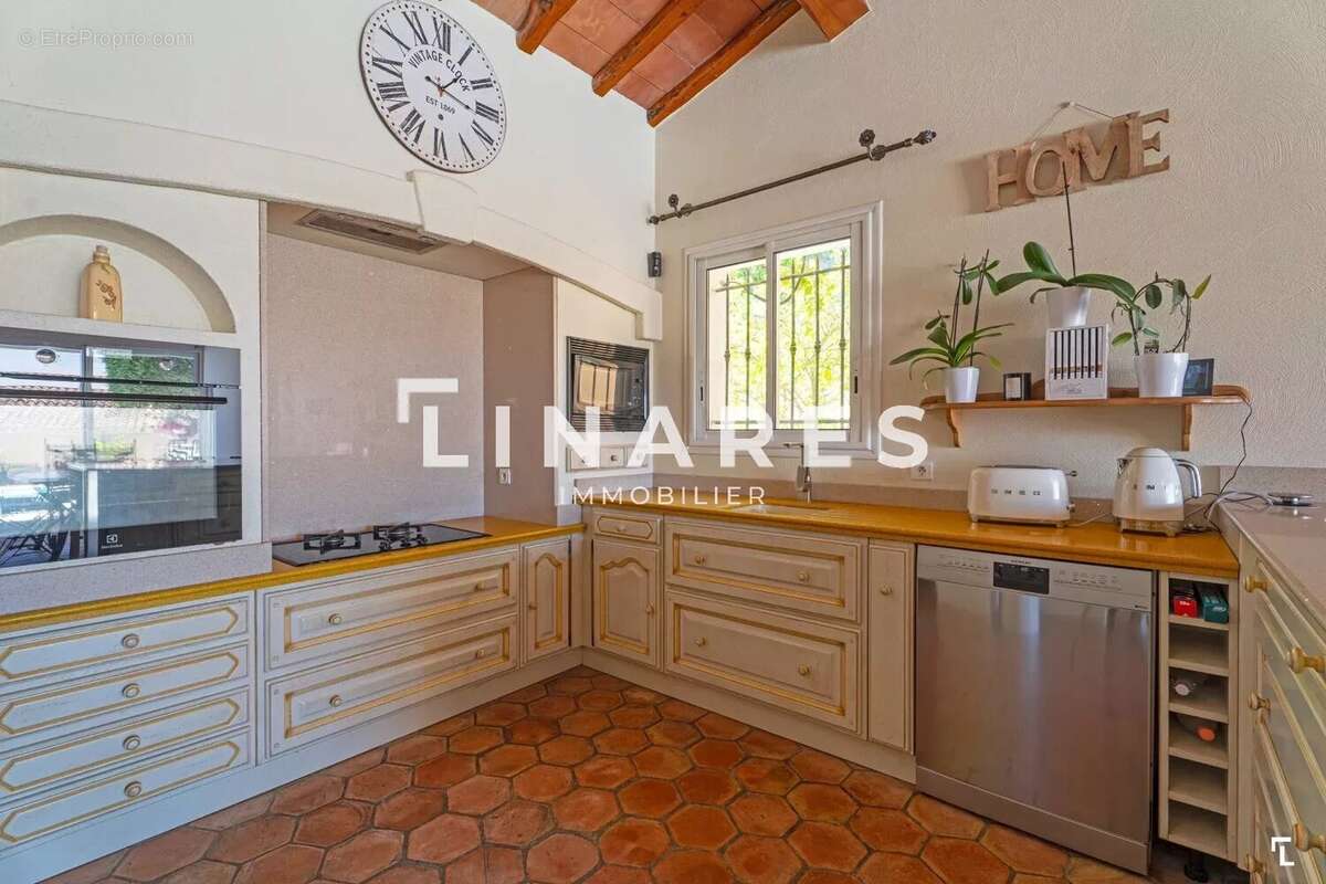 LA CEYRESTAINE  - Villa T7 de 225m2 - Terrain 759m2 - PISCINE - 13600 CEYRESTE - photo 9