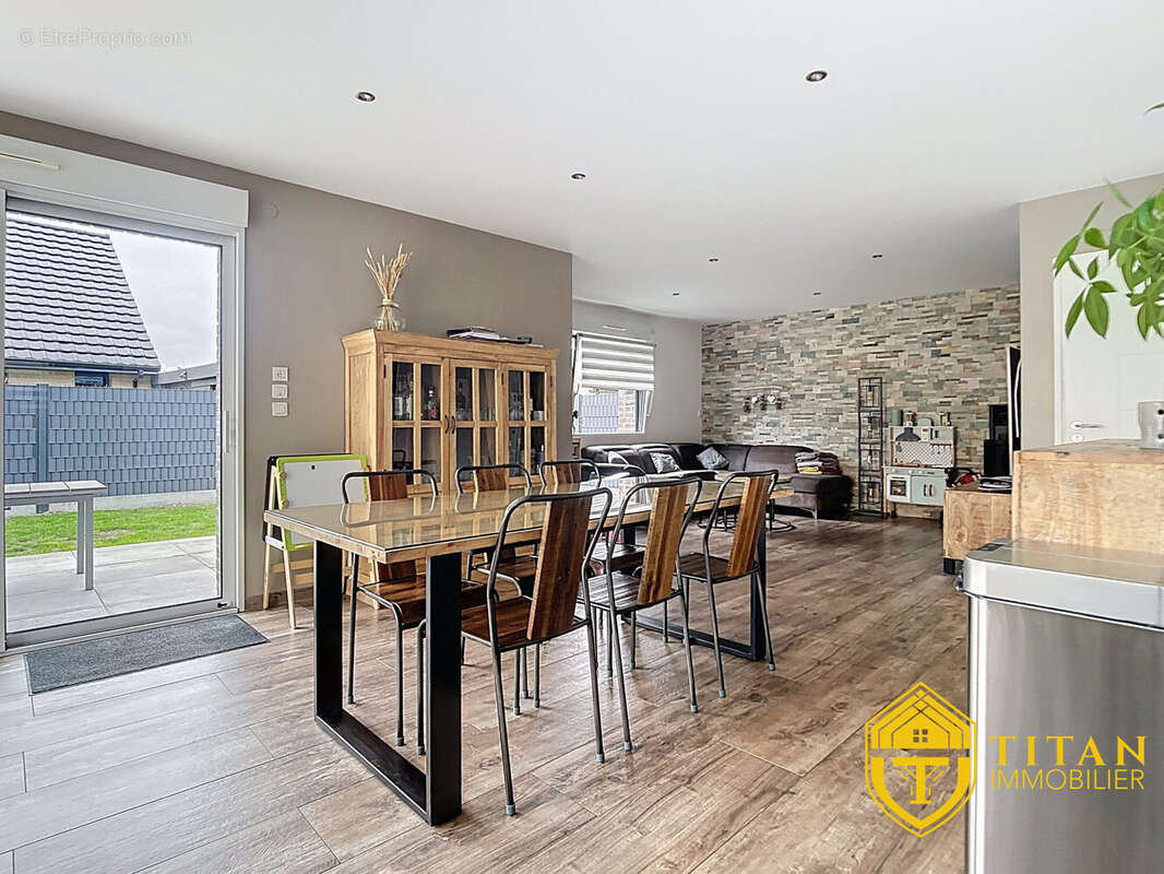 Maison individuelle 3 chambres, jardin, garage. Titan immobilier - Maison à CRAYWICK