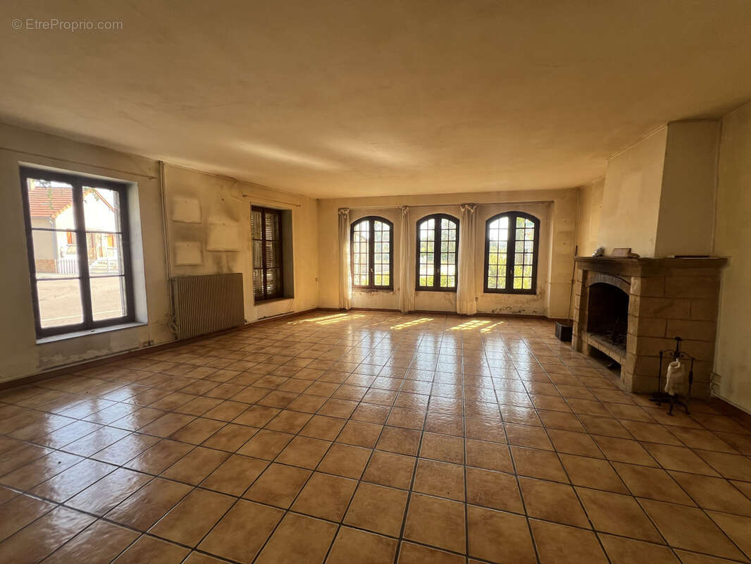 Grande maison en pierre avec dépendances - photo 2
