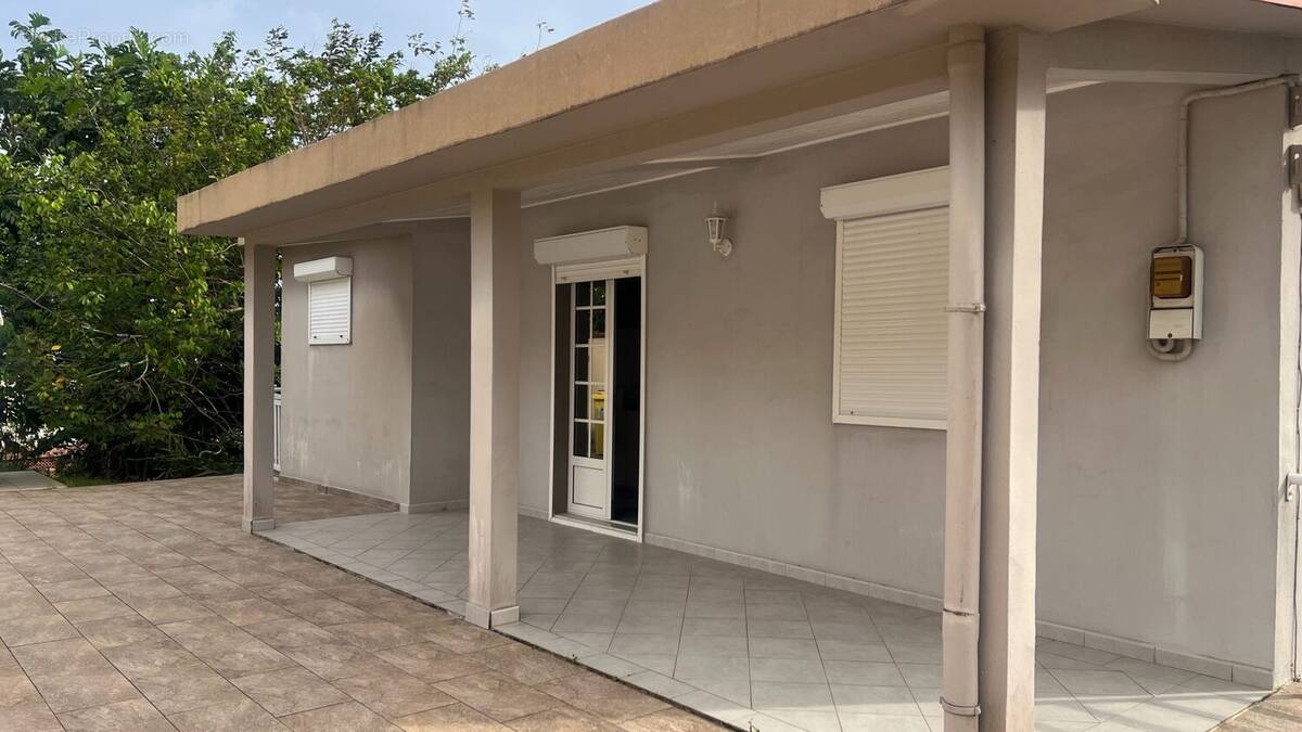 Maison 113 m² à Riviere-Salee  - photo 1