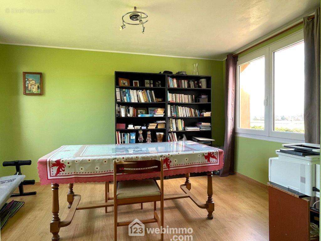 Le salon avec lumière traversante. - Maison à CHATELLERAULT