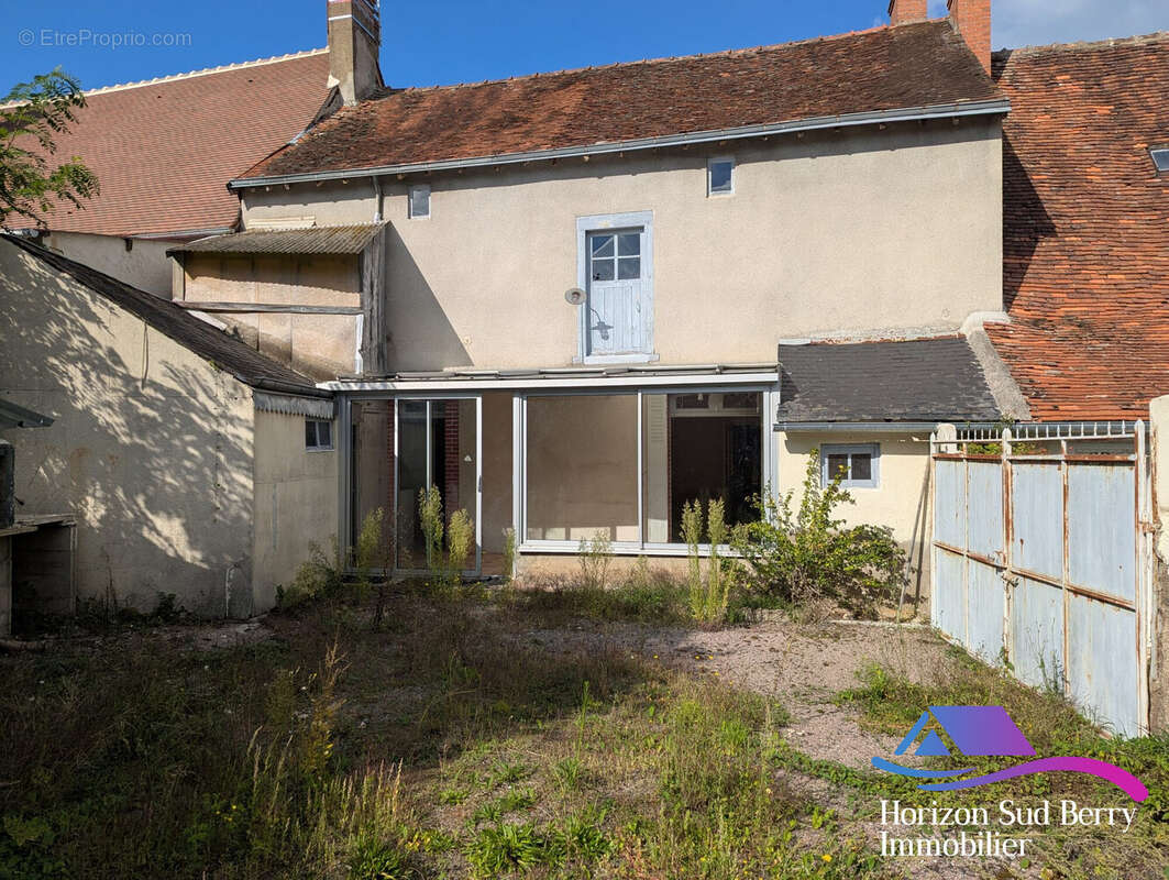 Façade arrière - Maison à SAINT-DENIS-DE-JOUHET