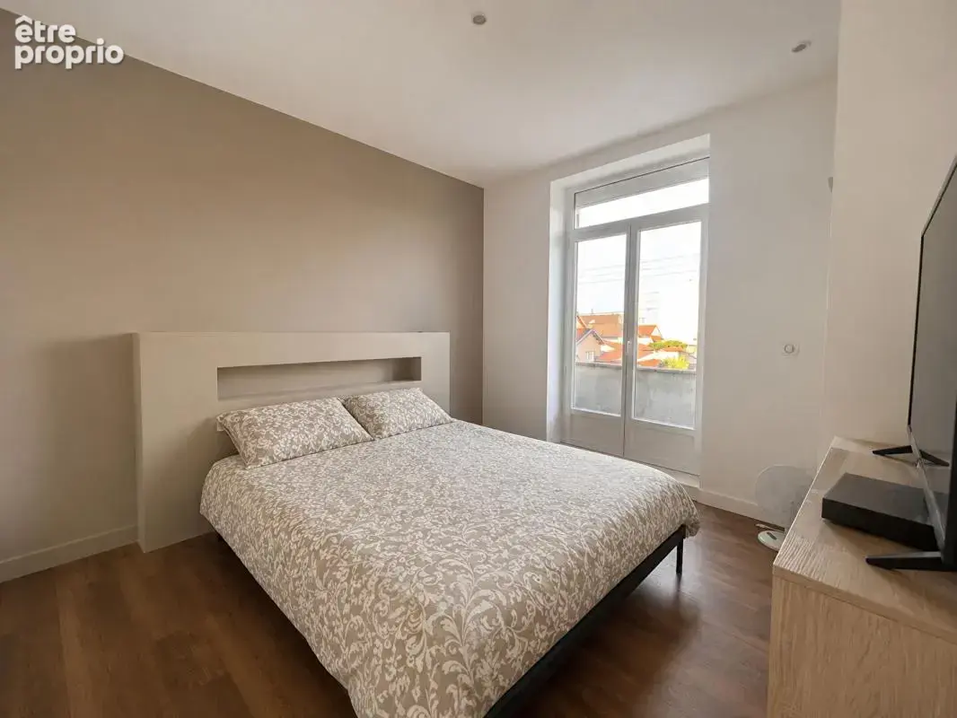 Maison de ville rénovée avec terrain clos de 200 m² et terrain de pétanque - photo 8